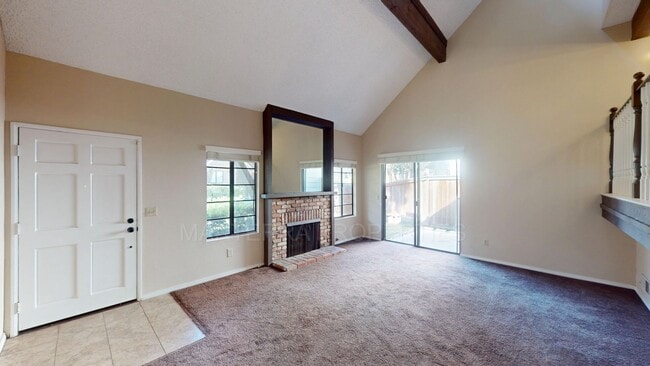 Building Photo - 3 Bed/2.5 Bath Townhome In Eastside Costa ...