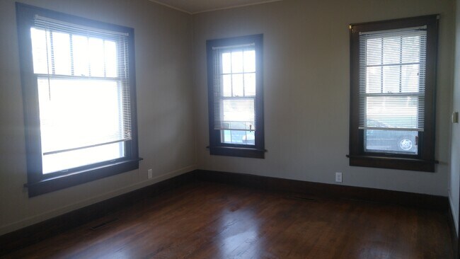 Building Photo - Lovely 2bd/1bth home with attached garage near Columbia Park and Zoo