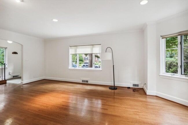 Building Photo - Awesome 4BR, 3.5BA Close in Chevy Chase Ho...