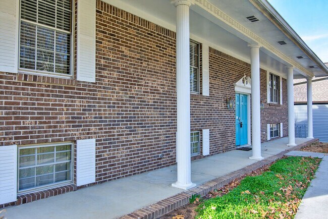 Building Photo - 313 Maple Way