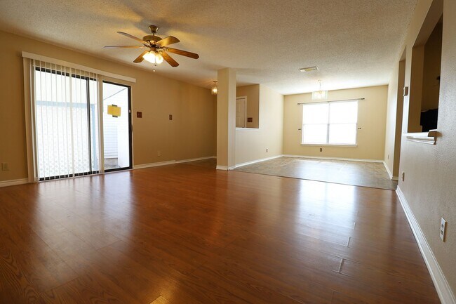 Building Photo - Open Layout Located in Cut De Sac!!!
