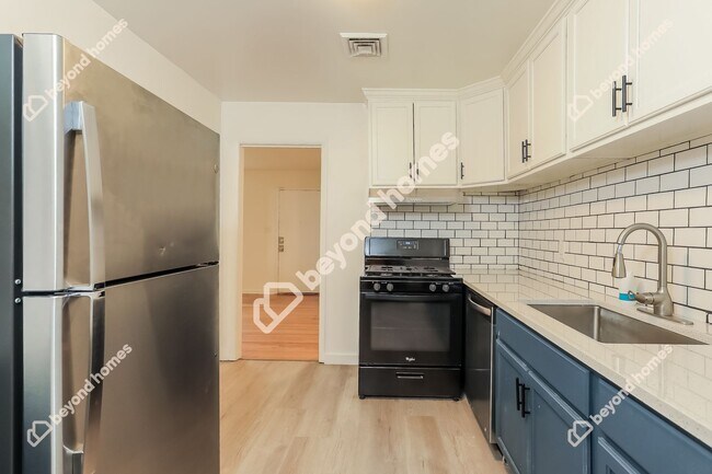 Foto del edificio - This Cozy 4 bedroom / 2 full bath and 2,09...