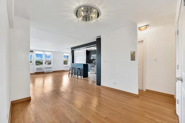 Foto del edificio - 1625 Emmons Ave