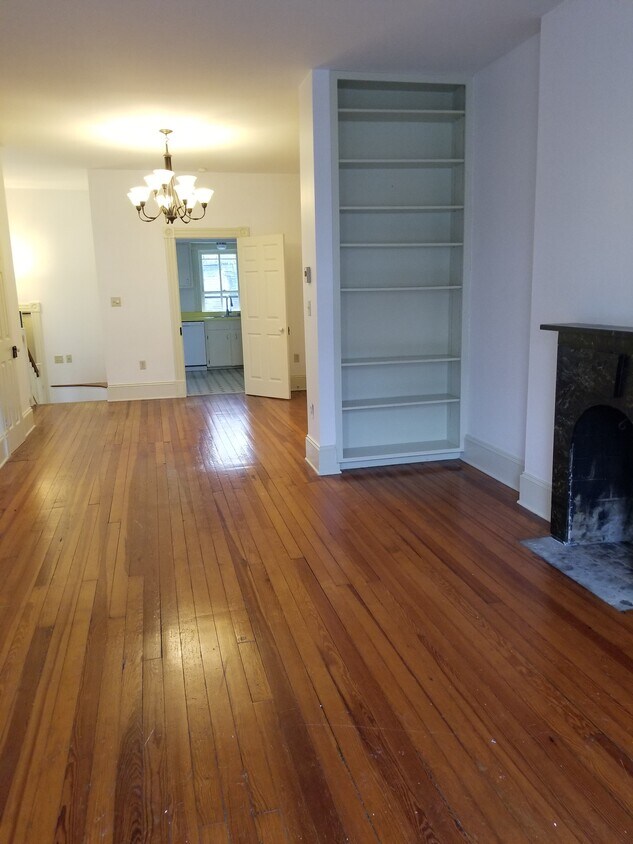 Primary Photo - 121 Peyton St