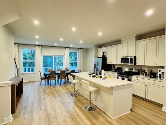 Kitchen and Dining Area - 7868 Blackbriar Way