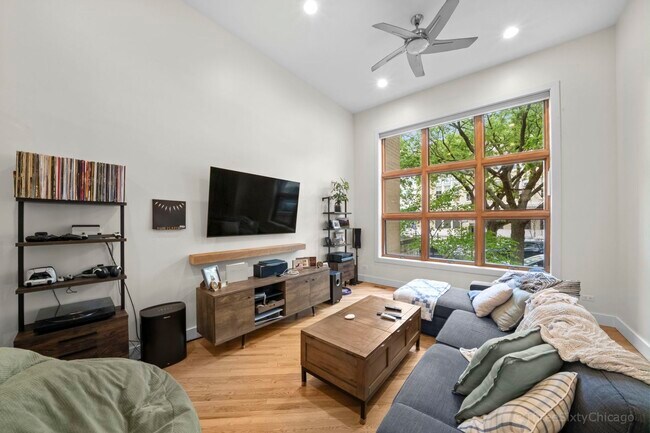 Foto del edificio - 1413 N Leavitt St