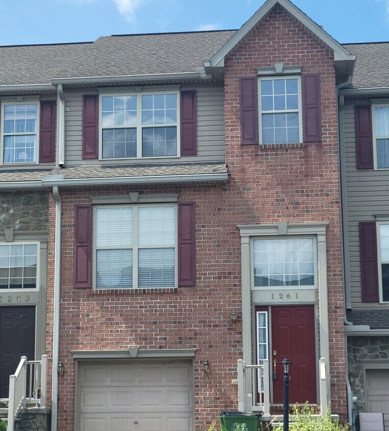 Primary Photo - Large Townhouse in Hanover with Great Loca...