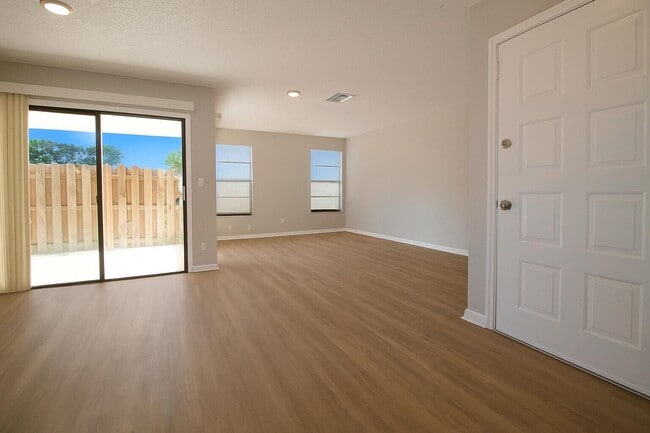 Foto del edificio - 9204 Roan Ln