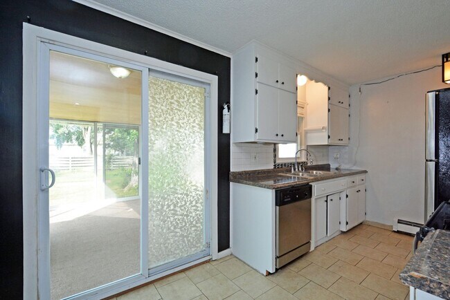 Foto del edificio - Charming 3-Bed 1.5-Bath Home Available in ...