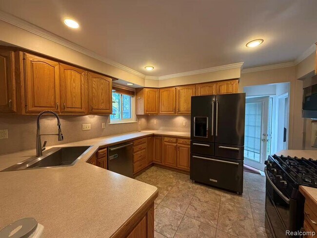 Building Photo - 3245 Parker Dr