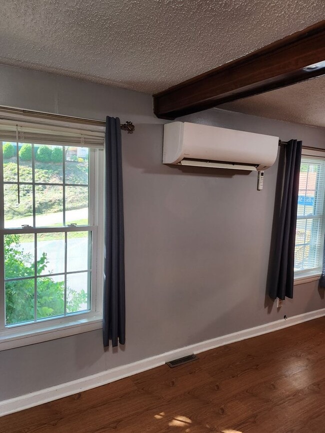 Building Photo - Location, Location, Location!! $1350 a month, available now for year-long lease