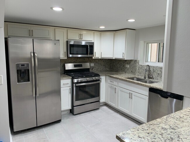 Building Photo - 5123 N Bernard St