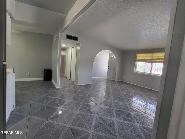 Building Photo - 302 Limonite Cir