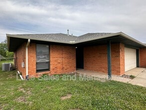 Building Photo - 813 N Eagle Ln