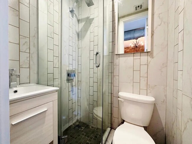 Foto del edificio - Furnished room/NOT APARTMENT