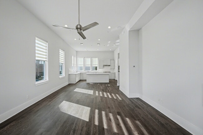 Building Photo - 381 E Greenbriar Ln