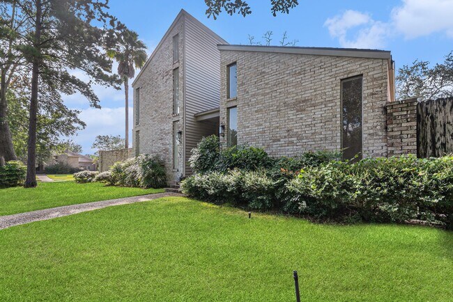 Foto del edificio - 4334 Lake Grove Dr