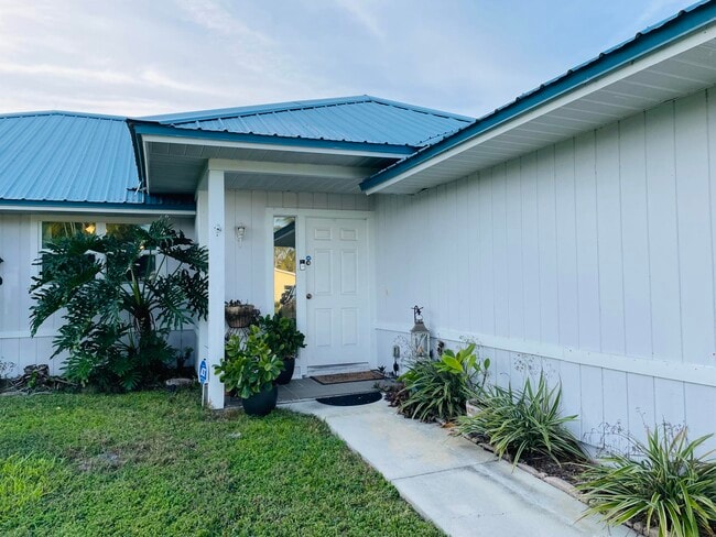 Building Photo - 3196 SW Areca Dr