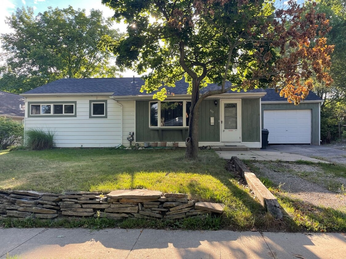 Primary Photo - Three Bedroom Ranch Available for Rent!