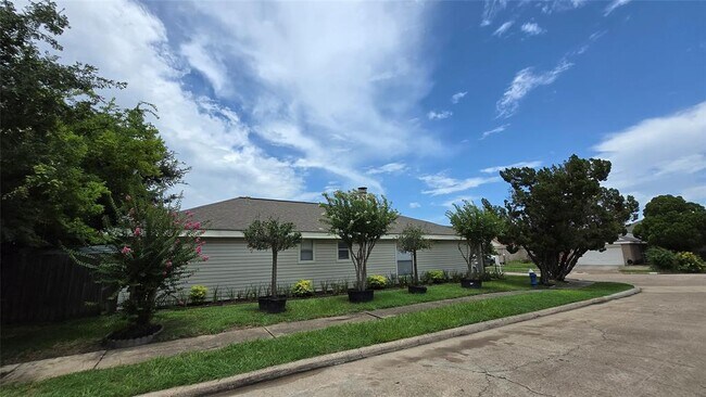 Foto del edificio - 6634 Briar Glade Dr