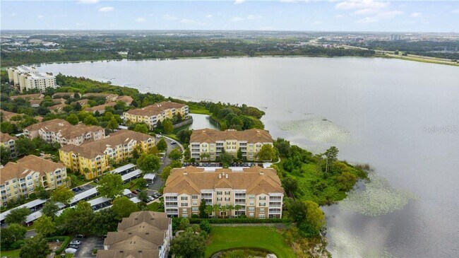 Foto del edificio - Beautiful WATERFRONT 3 bedrooms Condo located in MetroWest with ELEVATOR! Rare find!