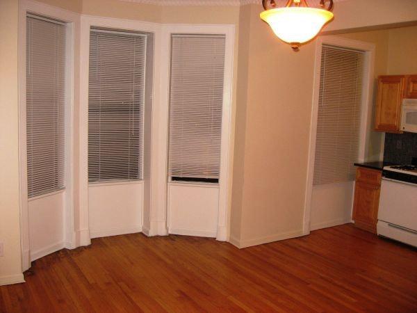 Primary Photo - 98 Manhattan Ave