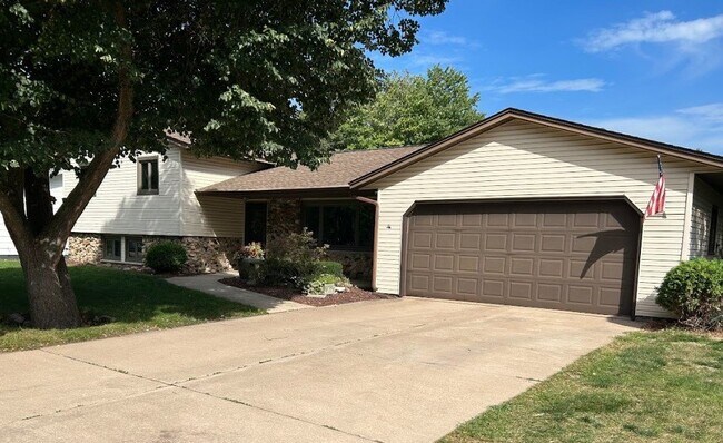 Building Photo - Amazing 3BR/3BA House with 2-car attached ...