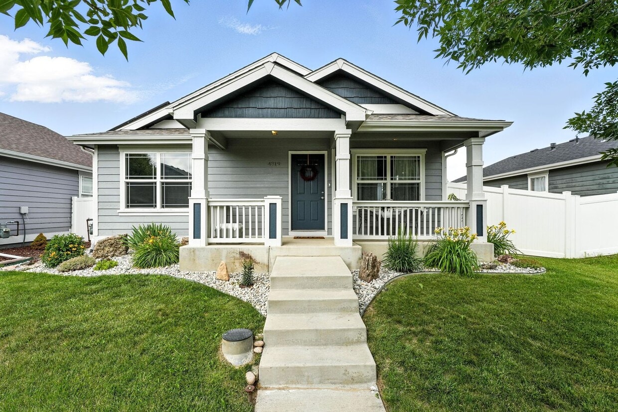 Foto principal - 3 BED, 2 BATH MODERN HOME!