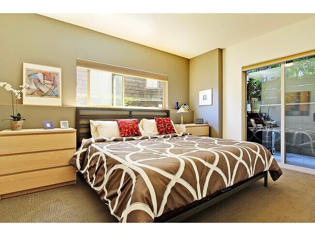 Building Photo - Modern 2 Bed + Den Madison Valley Townhouse!