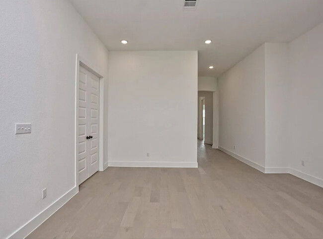 Foto del edificio - 2233 Nates Pl