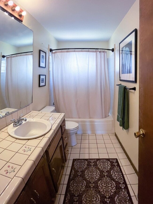Building Photo - Coming Available 3 Bedroom