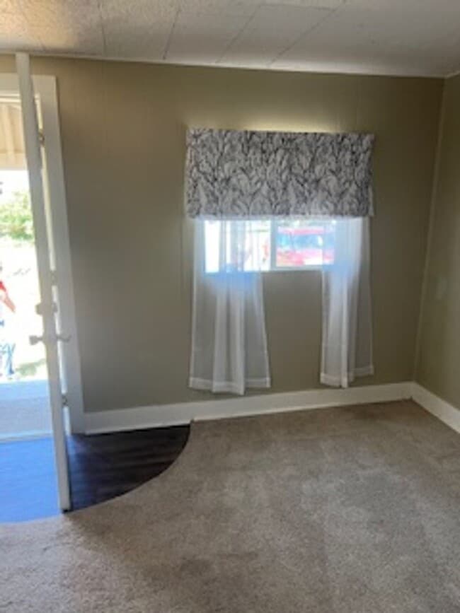 Building Photo - 2 Bedroom House with Fenced Back Yard