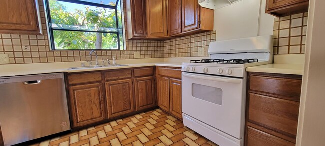 3201 S. Beverly Drive kitchen 2 - 3201 S Beverly Dr