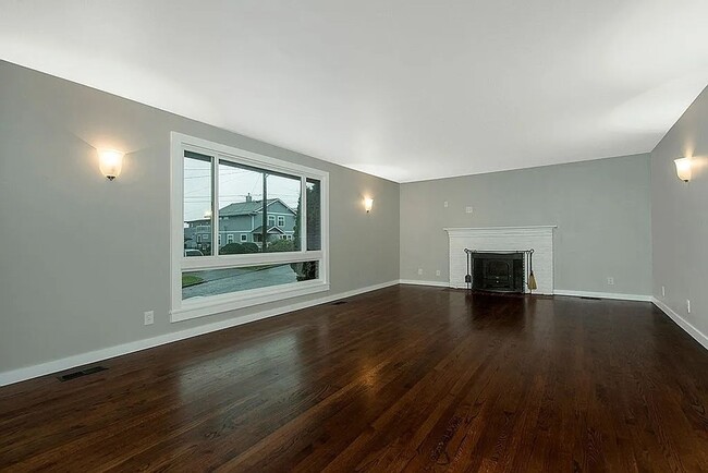 Building Photo - Classic Fauntleroy Home on a Spacious Lot Available 12/1