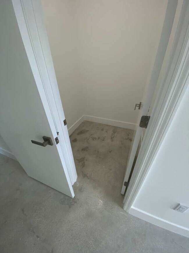 Building Photo - Elegworld 6233 NW