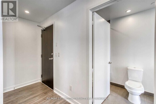 Building Photo - 170 Sumach St