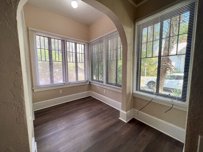 Foto del edificio - 1BR/1BA UPDATED Apartment in Duck Pond Area - Available Early August!