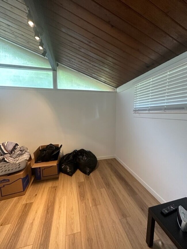 Foto del edificio - 15801 Larch Way