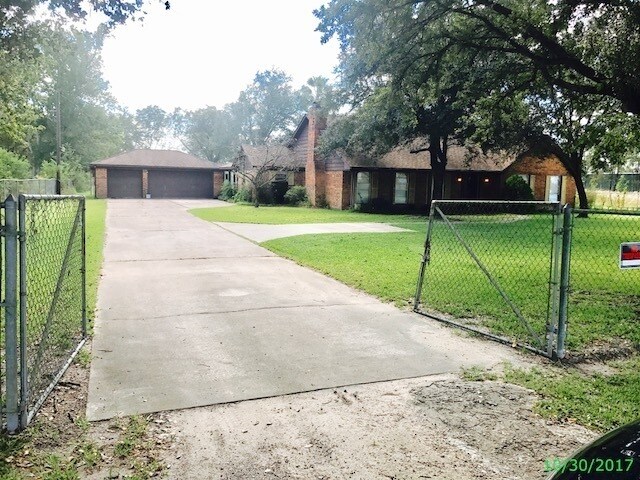 Foto del edificio - BIG 1 ACRE LOT HOME. HUGE MASTER BEDROOM O...