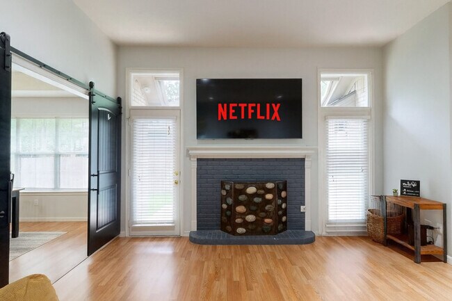 Foto del edificio - 701 Summerglen Dr