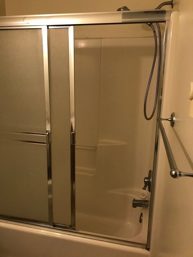 Building Photo - (SAM 15) 3 bedroom and 1.5 Bathroom duplex