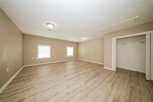 Foto del edificio - 5025 Brookdale Dr