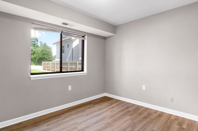 Building Photo - 3 Bed/1 Bath. Undergrads Pet Friendly