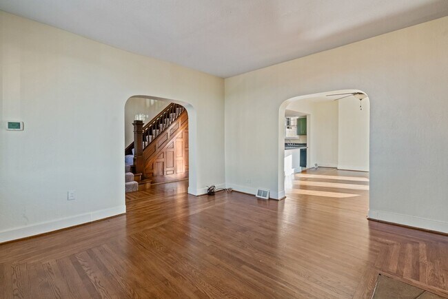 Foto del edificio - 5 bed 1 bath - newly updated, tons of spac...