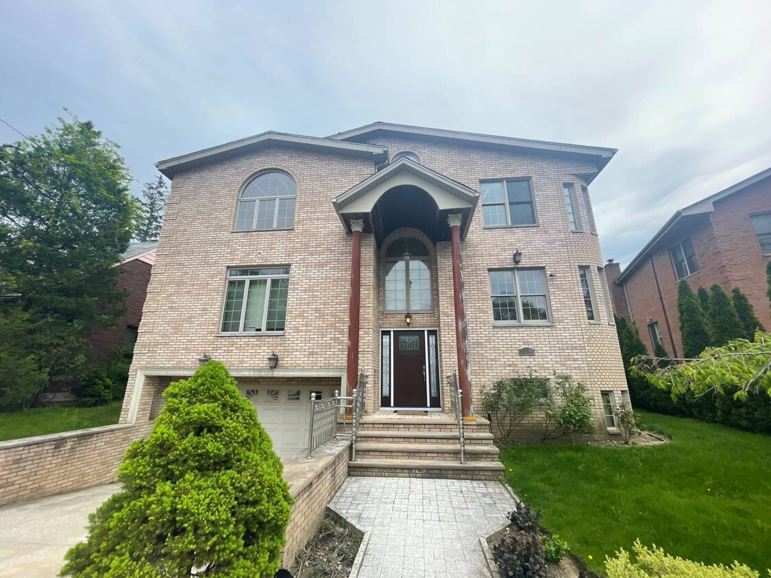 Primary Photo - 215-4-86 86th Ave