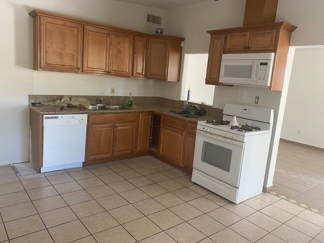 Kitchen - 84184 Lingayan Ave