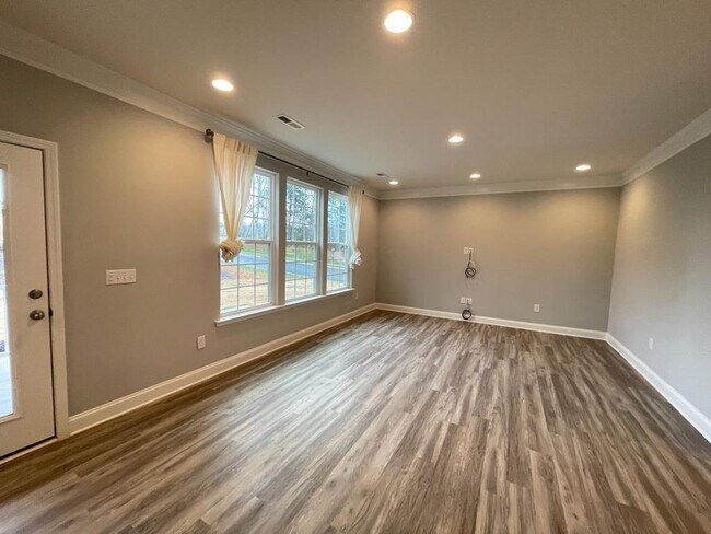 Building Photo - 615 Heartpine Dr