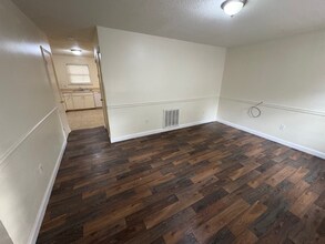 Building Photo - 112 Carriage Pl