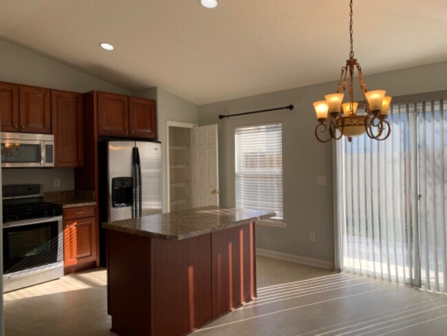 Foto del edificio - 677 Picasso Ave