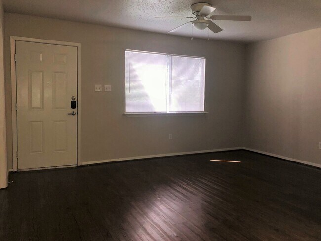 Building Photo - 3 Bed House w/ Extra Room & Private Backyard